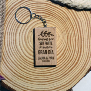 Llavero de madera rectangular para invitados de boda, grabado con la frase de agradecimiento "Gracias por ser parte de nuestro gran día" y personalizado con nombres.