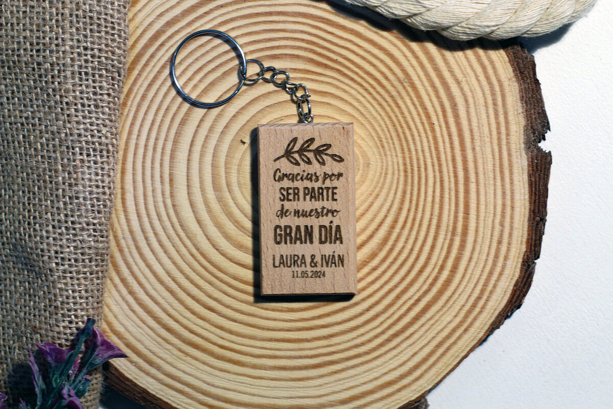Llavero de madera rectangular para invitados de boda, grabado con la frase de agradecimiento "Gracias por ser parte de nuestro gran día" y personalizado con nombres.