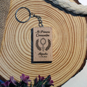 Llavero de madera para regalo de comunión, grabado con un cáliz y espigas, personalizado con nombre y fecha, en presentación rústica.