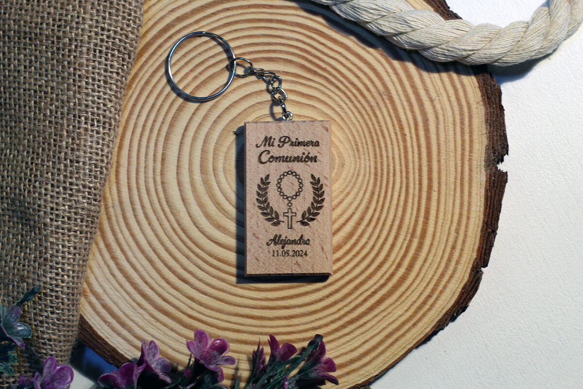 Llavero de madera para regalo de comunión, grabado con un cáliz y espigas, personalizado con nombre y fecha, en presentación rústica.