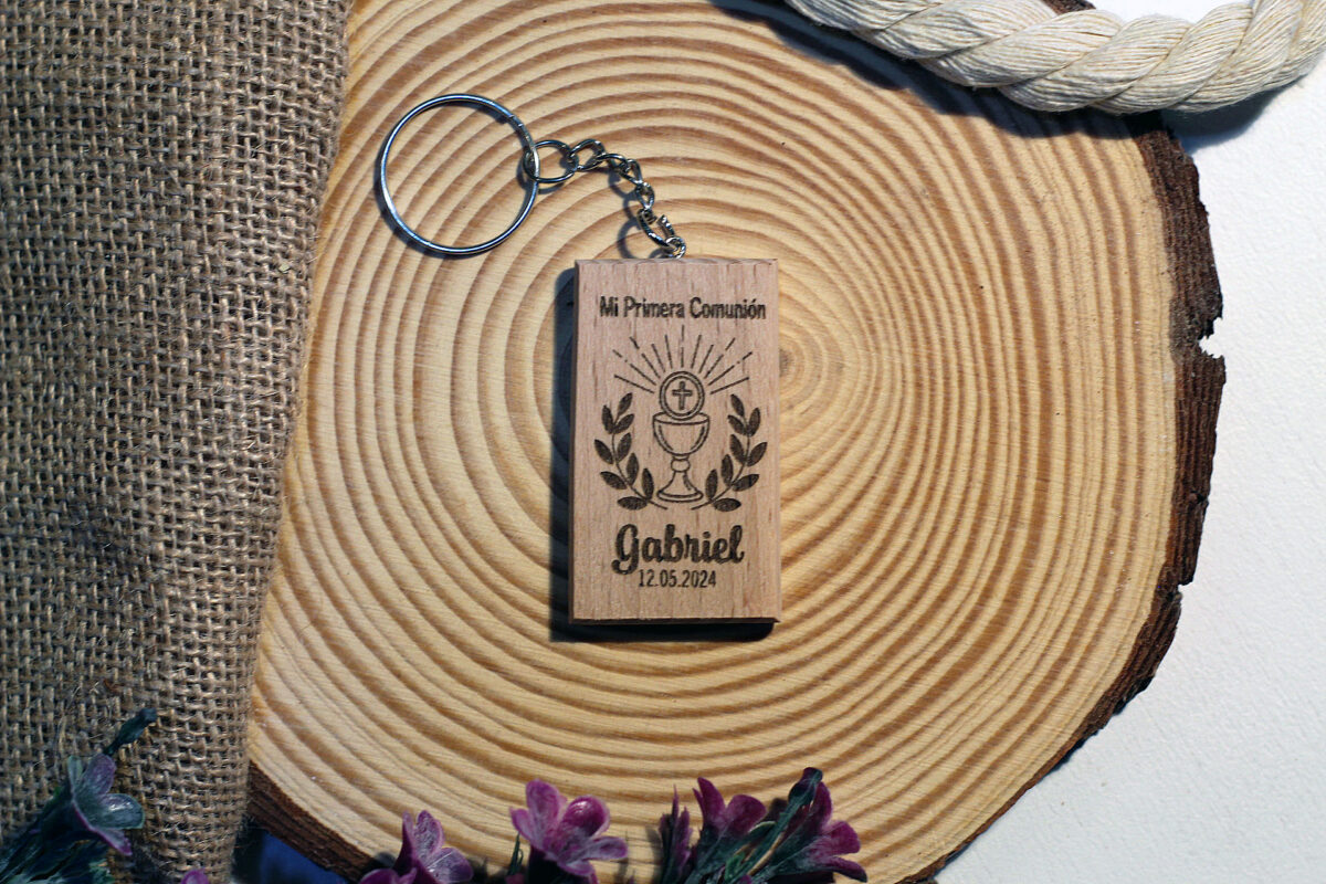 Llavero de madera para regalo de comunión, grabado con un cáliz y espigas, personalizado con nombre y fecha, en presentación rústica.