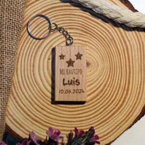 Recuerdo de bautizo de madera rectangular, grabado a láser con tres estrellas, el texto Mi Bautizo y personalizado con nombre y fecha.