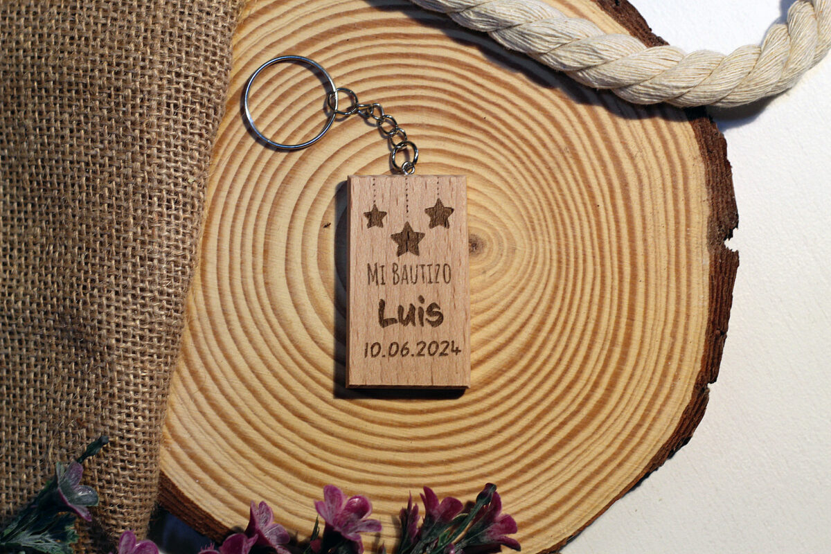 Recuerdo de bautizo de madera rectangular, grabado a láser con tres estrellas, el texto Mi Bautizo y personalizado con nombre y fecha.