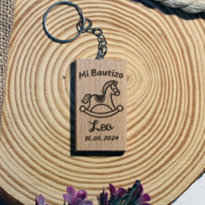 Llavero de bautizo clásico de madera con un caballito balancín, personalizado con el nombre Leo.