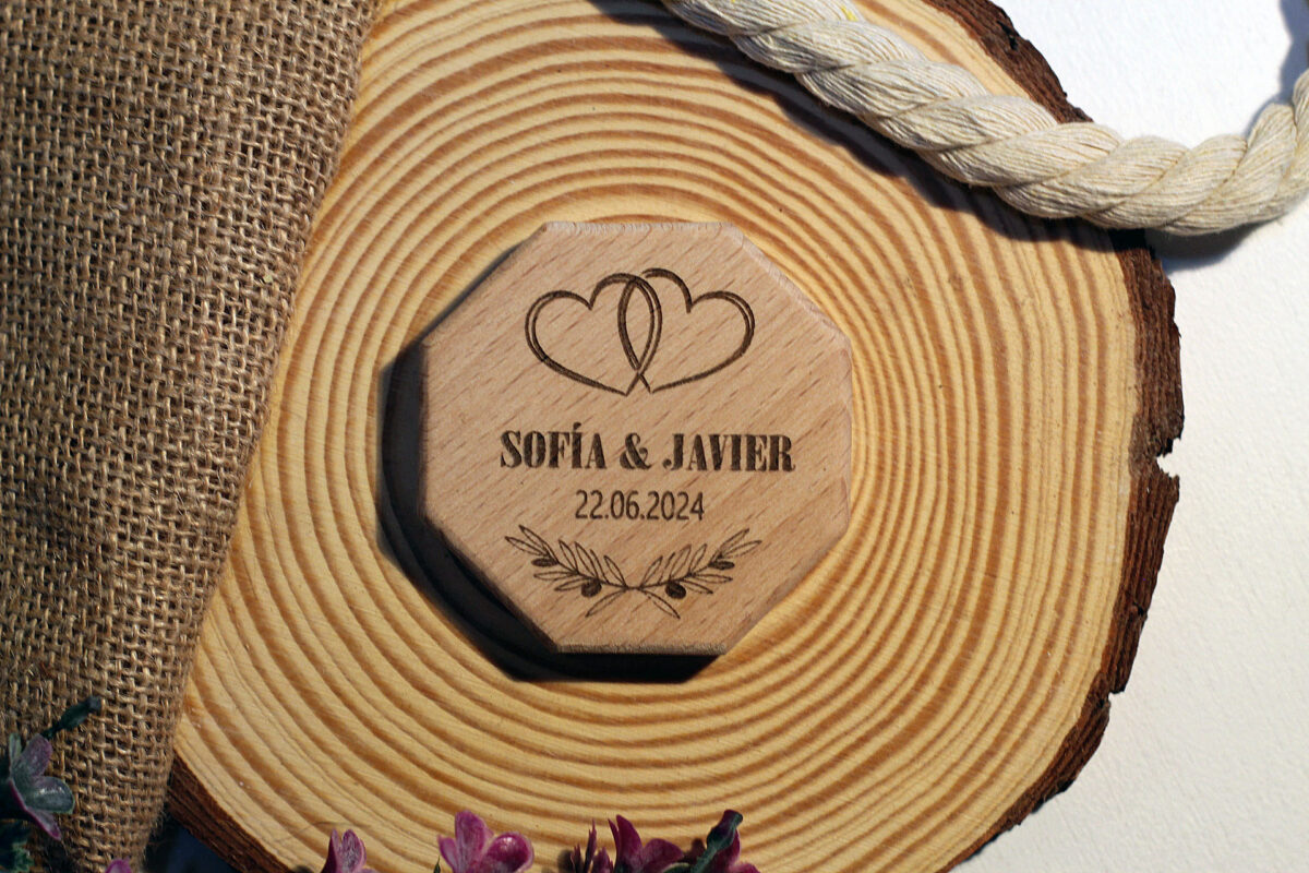 Abrebotellas con imán de estilo rústico para boda, personalizado con corazones, sobre una base de madera natural y decoración de yute.