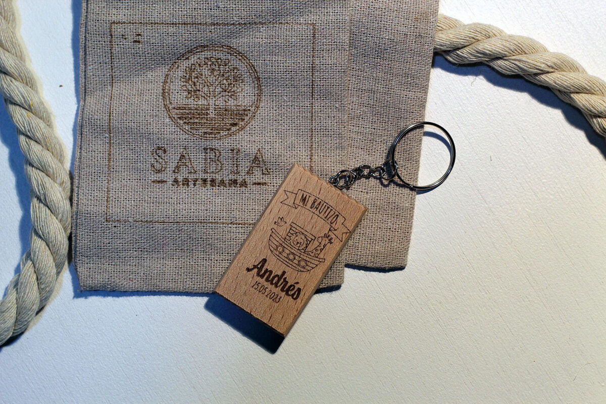 Llavero de bautizo de Sabia Artesana con diseño del Arca de Noé, junto a su embalaje.