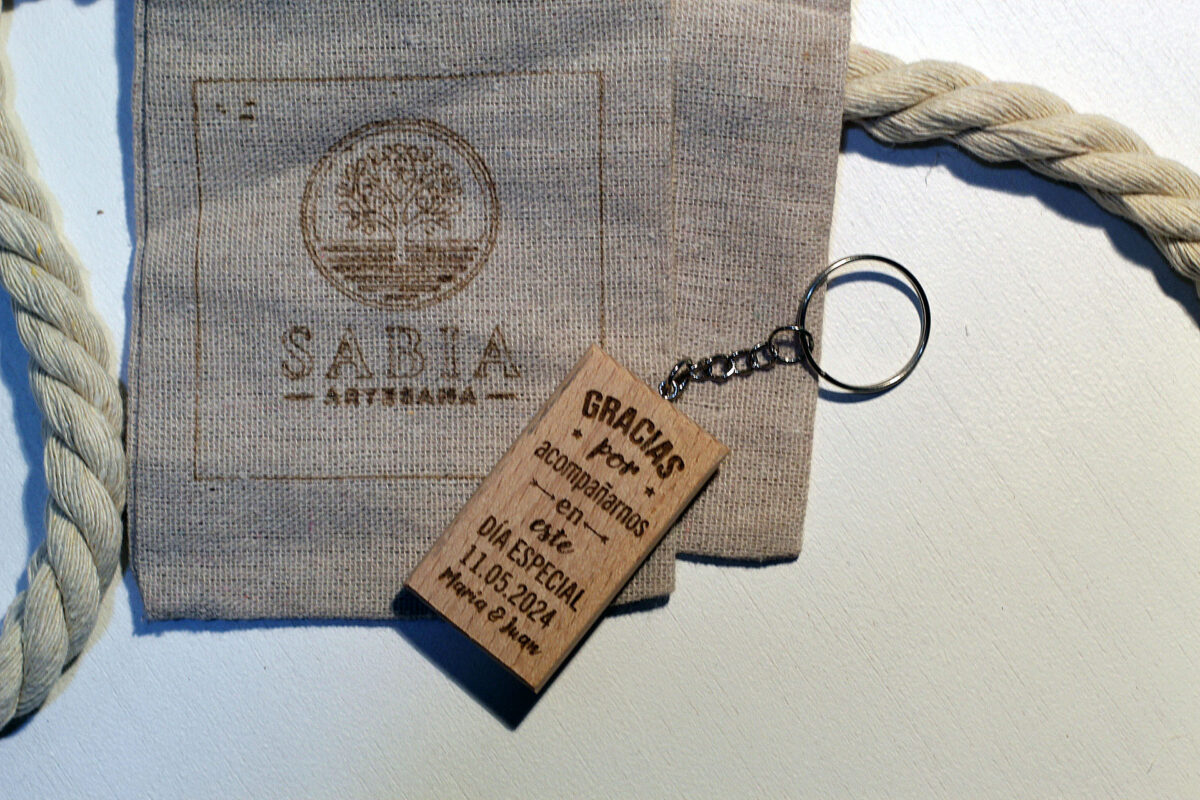 Detalle versátil para invitados de boda, bautizo o comunión, con su bolsa de presentación.