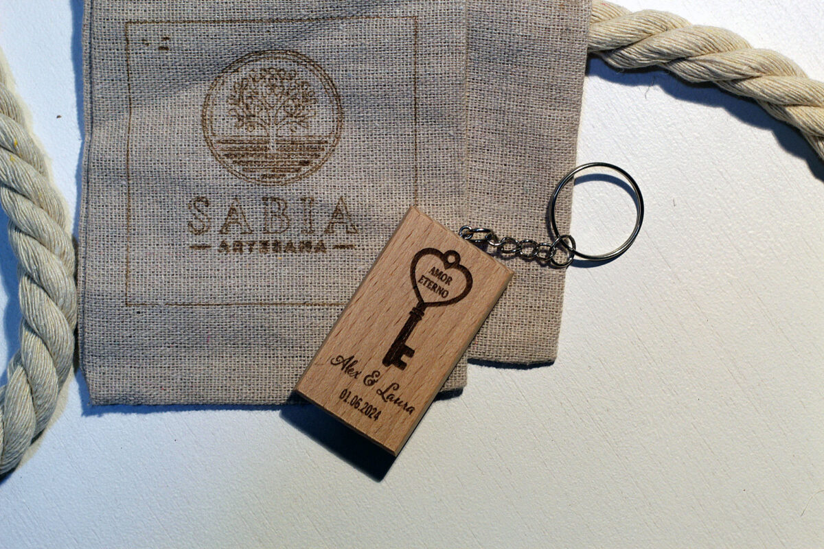 Llavero de boda de Sabia Artesana con una llave de 'Amor Eterno', un detalle romántico para invitados.