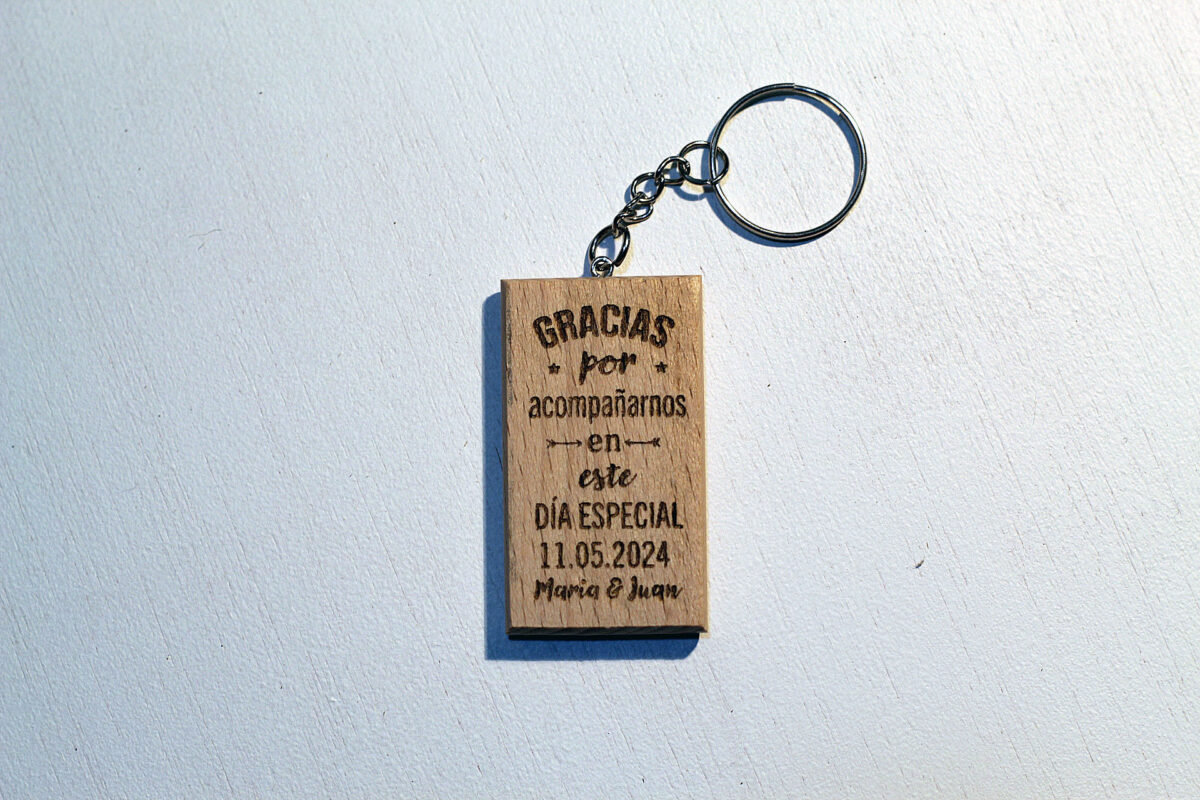 Llavero de madera para regalar en un día especial, personalizado con nombres y fecha.