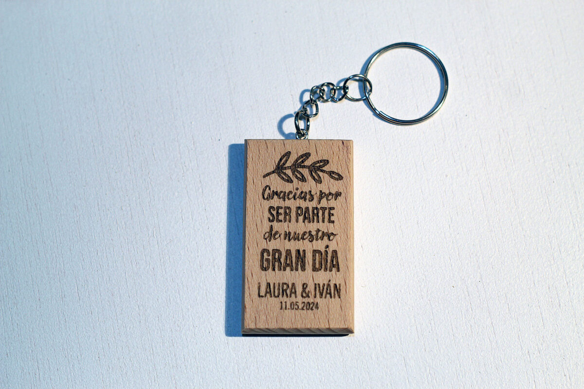 Llavero de madera para boda de estilo rústico, personalizado con nombres y fecha.