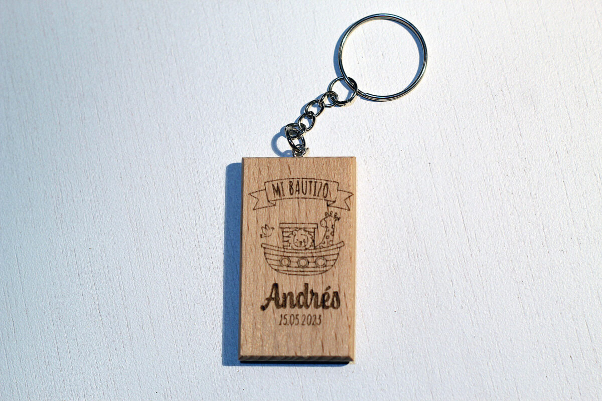 Llavero rectangular de madera para recuerdo de bautizo, personalizado con el nombre Andrés, la fecha y un grabado del Arca de Noé con animales.