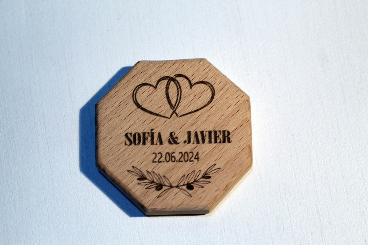Abridor de boda de madera con diseño de corazones entrelazados, personalizado con los nombres Sofía y Javier.