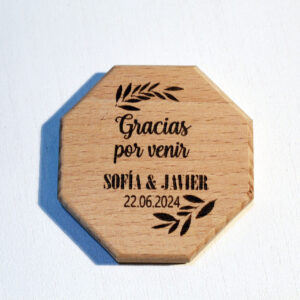 Abridor de boda de madera con forma octogonal, grabado con la frase 'Gracias por venir' y los nombres Sofía y Javier.