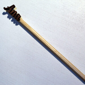 Marca sitios para boda original: un lápiz personalizado con el nombre 'Ana' en madera.