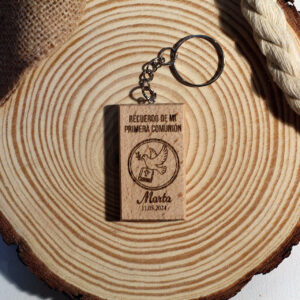 Llavero de Primera Comunión de madera con una paloma de la paz, personalizado con el nombre Marta.