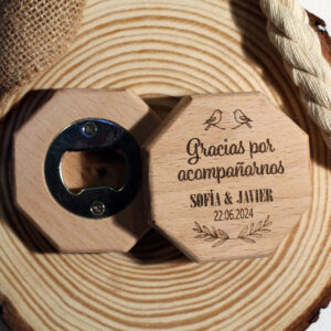 Abrebotellas de agradecimiento para boda con un diseño de pajaritos, mostrando el grabado y el abridor.