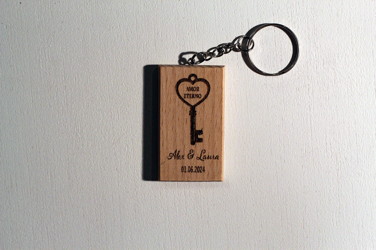Recuerdo de boda romántico y simbólico: un llavero de madera con una llave personalizada.