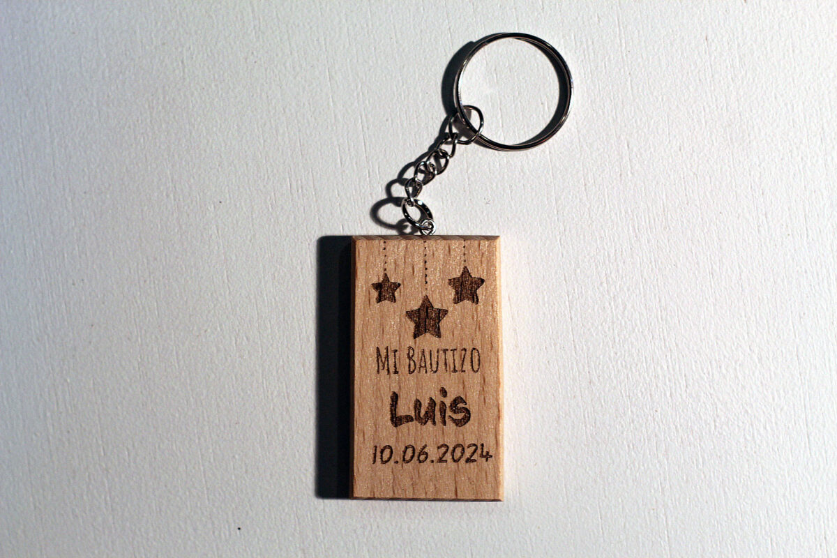 Llavero de bautizo moderno de madera con un diseño de estrellas, personalizado con el nombre Luis.