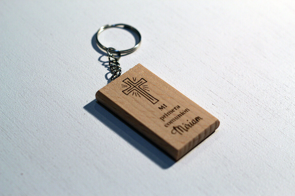 Llavero de madera rectangular para Primera Comunión, grabado con una cruz y el nombre Miriam. Detalle elegante y personalizado.