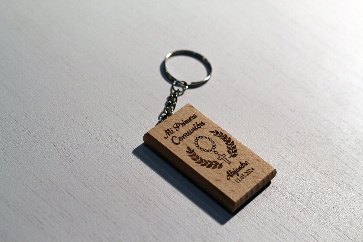 Recuerdo de comunión religioso de madera de haya, mostrando su elegante diseño en ángulo.