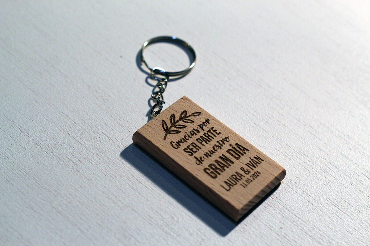 Vista en perspectiva del llavero de madera de haya para boda, mostrando la calidad del material.