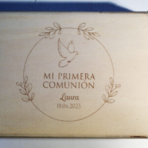 Caja de Primera Comunión de madera personalizada con un diseño de paloma y el nombre Laura.
